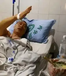  搞笑gif哥们,你把酱油当饮料喝,这口味相当重