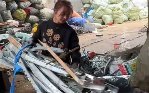 99年女孩白天是医生,晚上搞副业收废品收破烂儿比当医生挣得多  99年女孩白天是医生,晚上搞副业收废品收破烂儿比当医生挣得多