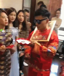  搞笑gif趣图有一位猛虎般的老婆是什么体验