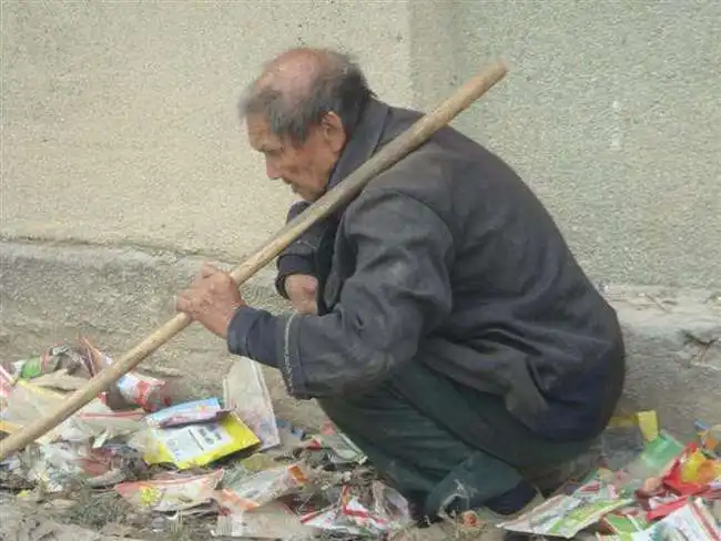 老汉为了孙女上学捡废品,出嫁当天老汉没来,得知真相后转身离去  老汉为了孙女上学捡废品,出嫁当天老汉没来,得知真相后转身离去