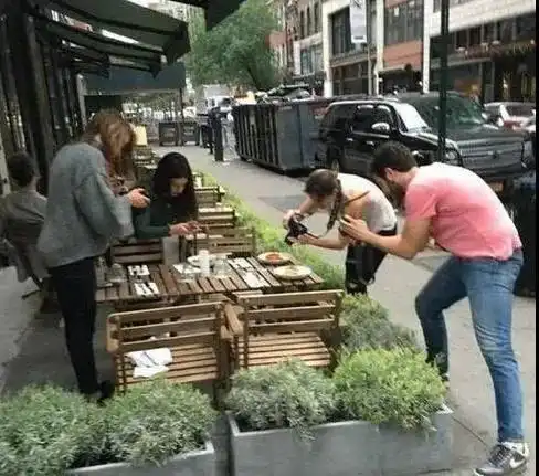  搞笑gif段子去年底回家过年,爷爷问我一个月赚多少钱,我说八千