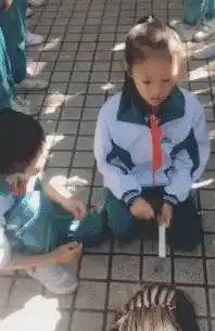  楼下的烧烤摊生意火爆,看到厨师就什么都明白了,都冲着颜值去的