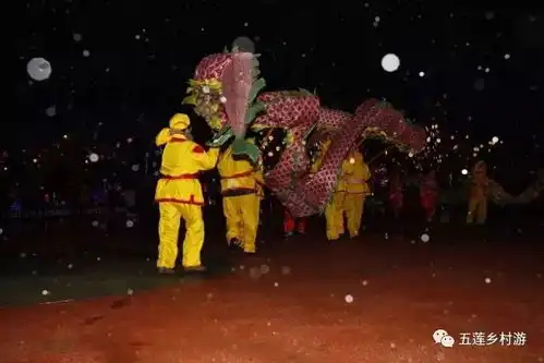  昨晚五莲这四个广场敲锣打鼓舞龙舞狮现场还可领到一份这个