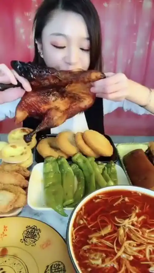  吃播姑娘直播吃烤鸭,上来就是一大口,看得我都想尝一尝了