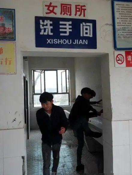  搞笑gif图片爆笑笑话你这月在群里抢的红包,比你工资还高
