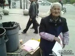 兰州一位83岁白发老太繁华街道捡废品  兰州一位83岁白发老太繁华街道捡废品