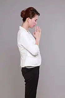  双手合十祈祷的年轻女人