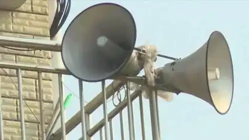 搞笑剧女村长大喇叭怒斥年轻人,买个车成天得瑟  搞笑剧女村长大喇叭怒斥年轻人,买个车成天得瑟