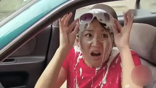 爆笑整蛊女子把奶昔放在车顶,路人拾取结果浇人家一头  爆笑整蛊女子把奶昔放在车顶,路人拾取结果浇人家一头