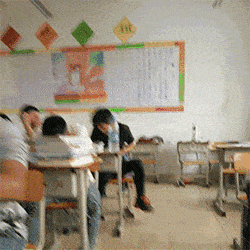  搞笑gif趣图妹子这完全是顾前不顾后啊
