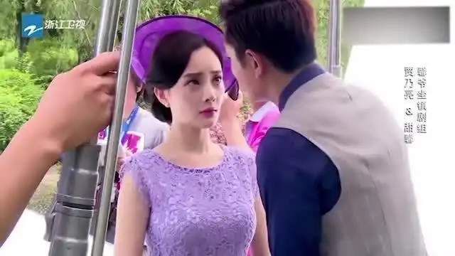  综艺贾乃亮李小璐饰演对手戏,导演甜馨坐在椅子上看着,超级搞笑