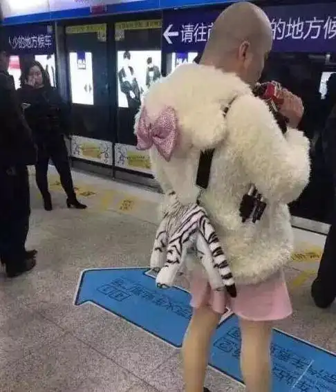  搞笑gif美女,脚踏两只船