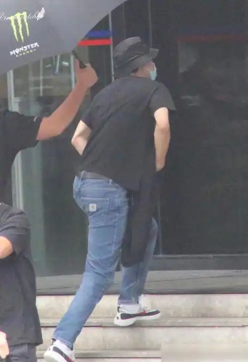  乐华艺人长胖又添实锤,王一博穿牛仔裤的腿又短又粗,身材好虐