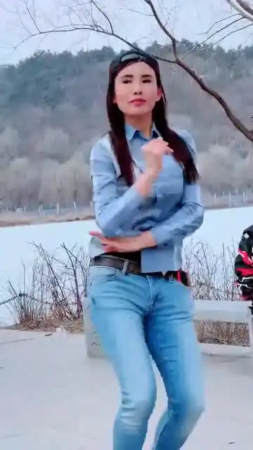  美女独舞人心太复杂,舞姿搞怪又可爱,动感欢快,潇潇洒洒