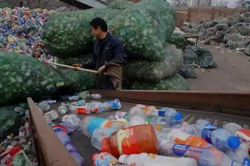 大妈在废品店捡了一麻袋瓶子,还要卖给废品店  大妈在废品店捡了一麻袋瓶子,还要卖给废品店