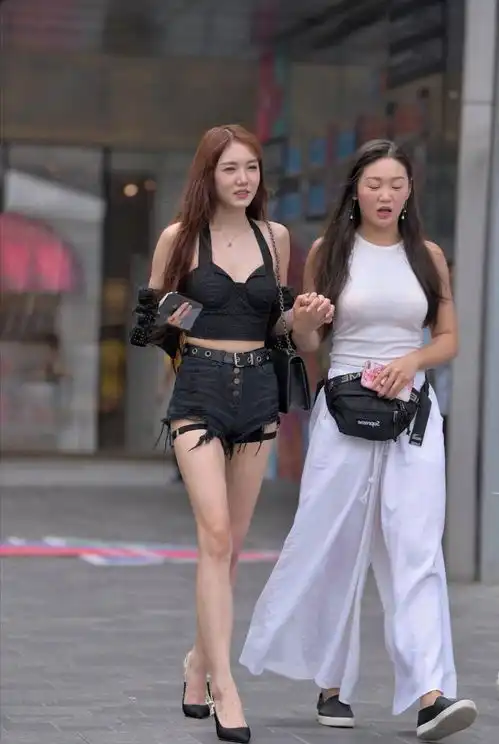  搞笑gif趣图我和陈总带客户去吃火锅,路上客户放了一个屁