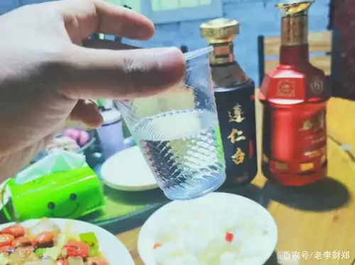 10几块钱一瓶的白酒,喝的都是什么人,真的是因为穷吗  10几块钱一瓶的白酒,喝的都是什么人,真的是因为穷吗