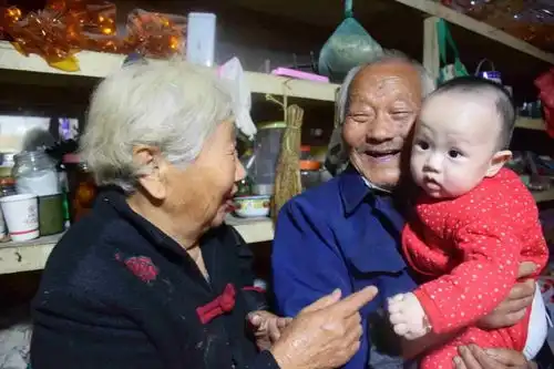 唉莱西小伙被拘30天,仍拒还奶奶的养老钱再看看人家这个孙子感动了山东  唉莱西小伙被拘30天,仍拒还奶奶的养老钱再看看人家这个孙子感动了山东