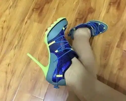  搞笑gif会发光的衣服,大晚上的穿出去,回头率绝对100