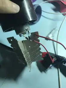  吹风机坏了想自己修都拆了不知道怎么修吹风机呢就是吹着吹着就停了然后一股焦味冒出了一