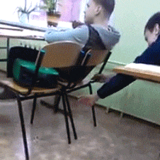  gif搞笑段子出去遛哈士奇,前面有个男孩在掏口袋找东西