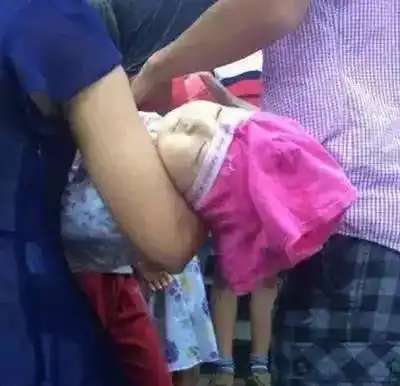  搞笑图女票着急上班,忘了穿裙子