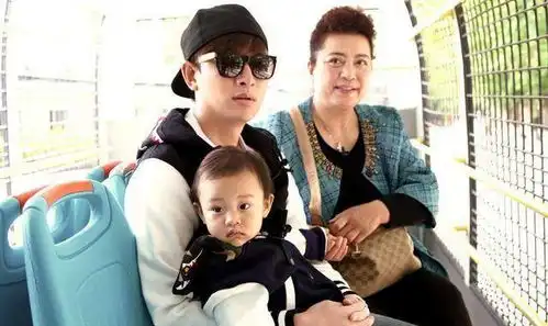 贾乃亮带女儿与父母吃饭,奶奶不舍孙女当场落泪,甜馨表情显疏离  贾乃亮带女儿与父母吃饭,奶奶不舍孙女当场落泪,甜馨表情显疏离