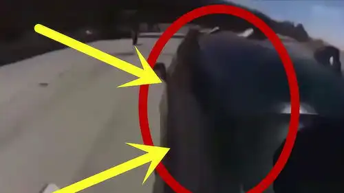  骑手任性超车,前方小轿车避让三分也没能躲掉,倒霉透顶了
