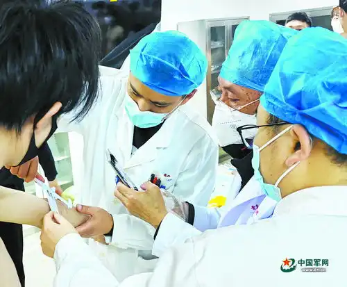  山东省青岛市征兵体检外科医生肖玉进坚守征兵一线五十载