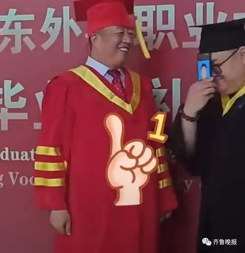  同学无法参加毕业典礼,男孩连出3张照片让校长拨穗网友这哥们能处