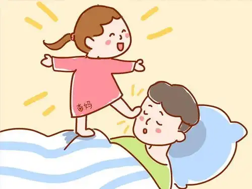  爸爸打呼噜,把宝宝吓哭,接下来宝宝的表现好搞笑