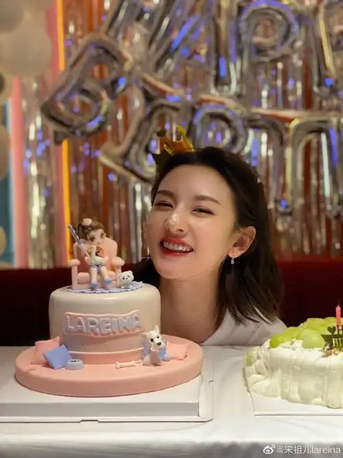  宋祖儿22岁生日开party庆祝和爱宠合影灿笑画面温馨