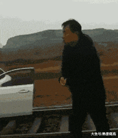  这个妹子真够大胆,当着这么多人的面也不知道避讳点,真丢脸哈哈哈闺蜜碰瓷自拍网易订阅