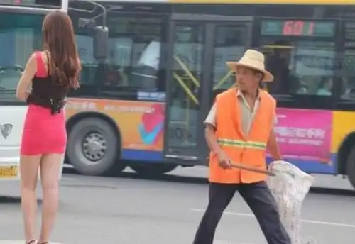  每日一笑老婆平时就很凶,一次坐公交车遭遇小偷,她喊了俩字