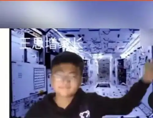  学生上网课玩出新高度,虚拟背景逗笑同学,老师气得干瞪眼