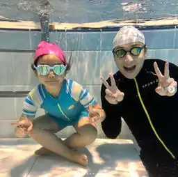  黎姿分享女儿近照,姐妹同框仿佛三胞胎,6岁小女儿身高成亮点