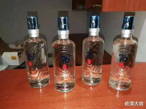 一个人喝白酒图片真实