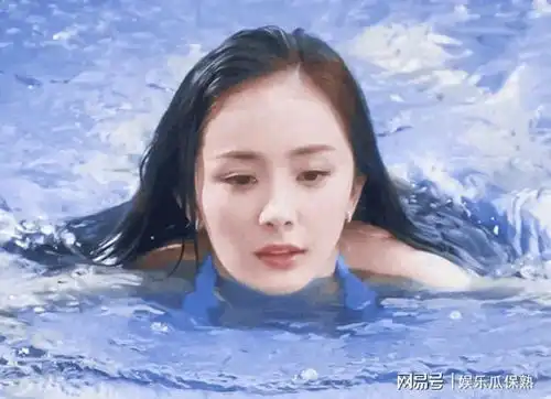  杨幂游泳怎么样素颜出镜美如花,网友看水花就知道阻力大