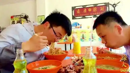 一斤猪蹄,一斤猪头肉,朋友请大sao吃饭,大蒜管够,真过瘾  一斤猪蹄,一斤猪头肉,朋友请大sao吃饭,大蒜管够,真过瘾