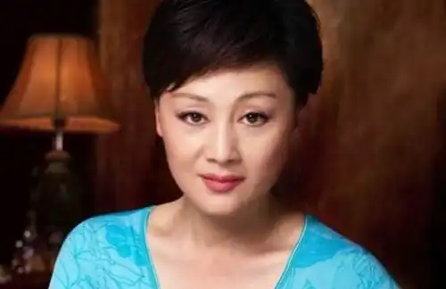  她独自抚养智障儿子,被人骗了600万,如今婚姻状态成谜