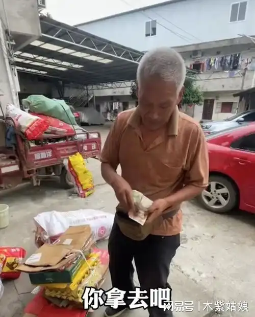老人整理好废品正要给钱,主人一句不卖满脸失望,下一秒破防  老人整理好废品正要给钱,主人一句不卖满脸失望,下一秒破防