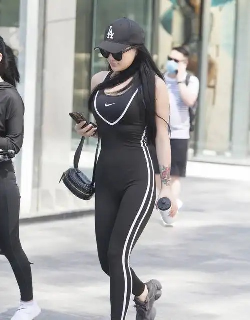 打底裤别具风格的魅力,增加街头气息  打底裤别具风格的魅力,增加街头气息