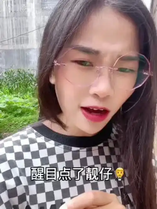  靓仔要醒目了一本正经飚方言搞笑