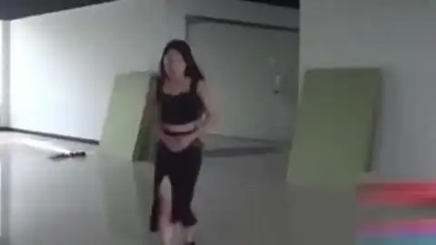  美女公园上厕所没带纸,不料碰到前男友,过程好搞笑