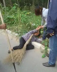 16岁孙女要钱未果当街暴打七旬奶奶  16岁孙女要钱未果当街暴打七旬奶奶