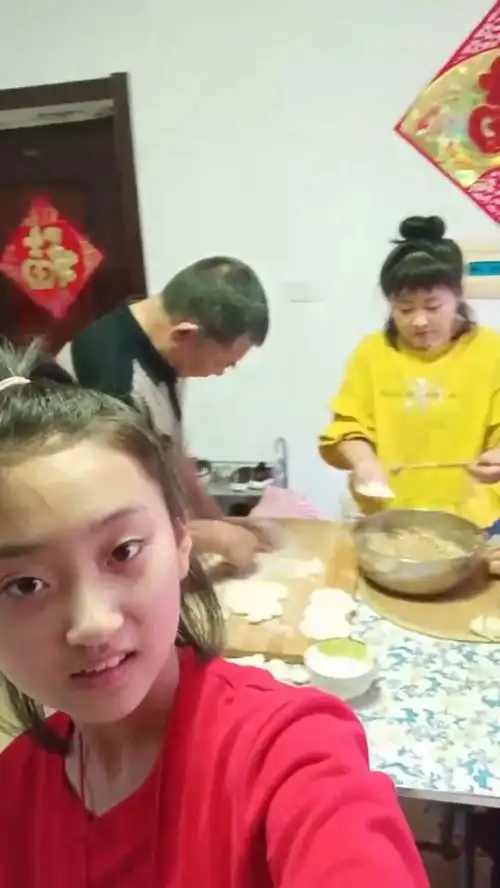  晚饭吃饺子女儿高兴地拿起手机随手拍了一个视频