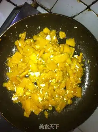  咸鸭蛋炒南瓜的做法给爸爸的健康菜咸鸭蛋炒南瓜咸鸭蛋炒南瓜怎么做