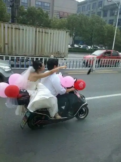 搞笑段子哥,你这是干啥,我今天穿的是紧领口衣服,你吹不开的  搞笑段子哥,你这是干啥,我今天穿的是紧领口衣服,你吹不开的