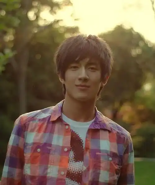  林更新生日变逆生长记录,粉丝留言介绍简历,冉冉升起的明日谐星