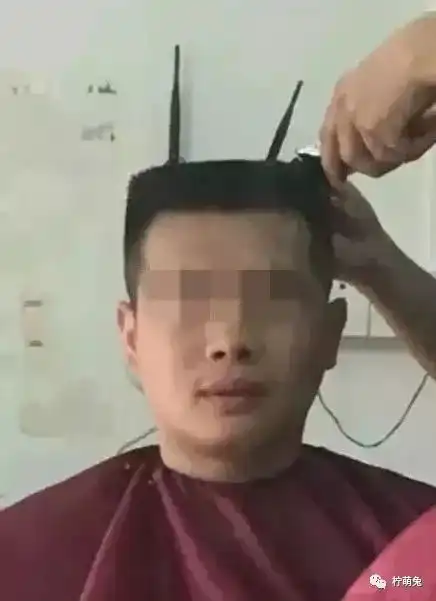  去理发店剪了个新发型回来之后,竟然被全体室友嘲笑